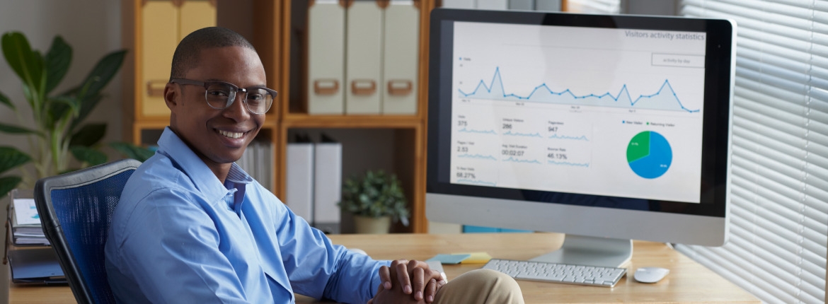 Business male executive exposing a business dashboard in an office